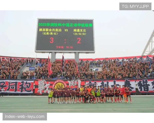 暖心一幕：主队小球迷冲入场内，保安护送其离场时获全场掌声