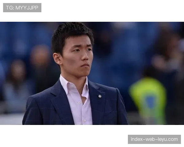 国米迎战佛罗伦萨赛前，张康阳现身训练基地鼓舞全队